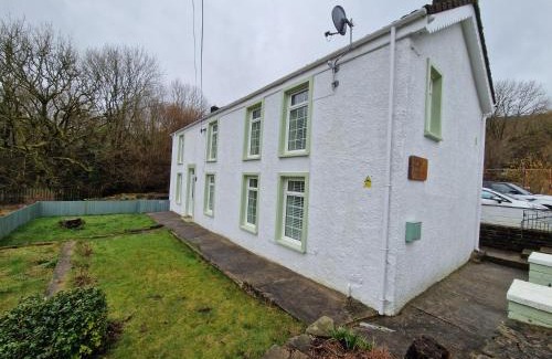 Pentrebach House | Lewis Gethin House, Newly renovated cottage sleeps 9, close to bike park wales