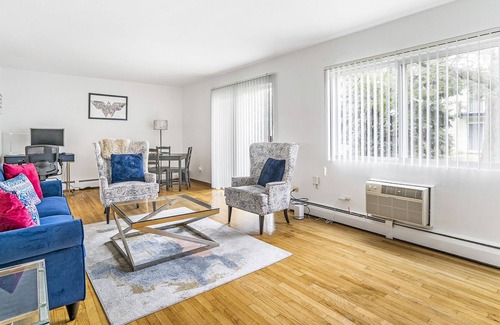 Des Plaines Apartment | Lg. 2 br Apt. 10 minutes from Airport w/ Free Parking