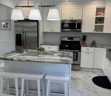 Cape May - Wildwood Villa | Lg fam6 br home sleeping 18 1 block to beach & boardwalk