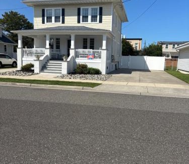 Cape May - Wildwood Villa | Lg fam6 br home sleeping 18 1 block to beach & boardwalk