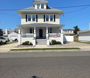 Cape May - Wildwood Villa | Lg fam6 br home sleeping 18 1 block to beach & boardwalk