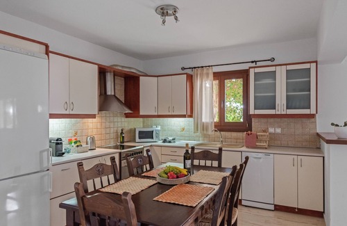 Makry Gialos Apartment | Liakoto Stonewall House Ground Floor