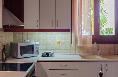 Makry Gialos Apartment | Liakoto Stonewall House Ground Floor