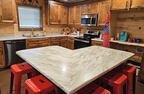 Bryant Cabin | LIBERTY LODGE - Beautiful 2-bed 2-bath Cabin in Bryant w/Fast WiFi & AC