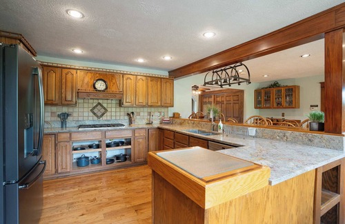 New Plymouth House | Liberty Lodge Pool & Hot Tub Game Room BBQ