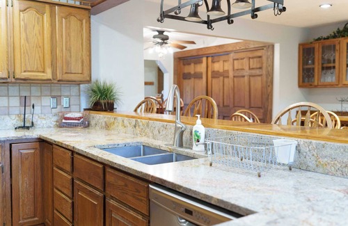 New Plymouth House | Liberty Lodge Pool & Hot Tub Game Room BBQ