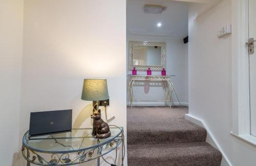 Kendal House | Library View Apartment