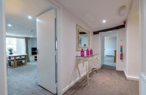 Kendal House | Library View Apartment