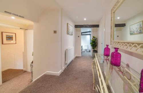 Kendal House | Library View Apartment