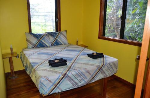 San Ignacio House | Licensed 2 bedroom cabin Close to San Ignacio, local dining, and adventure tours