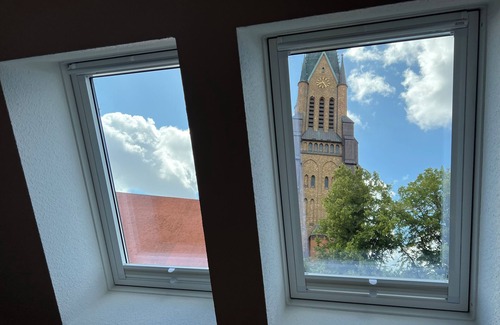 Schleswig Apartment | Lichtdurchflutete Ferienwohnung mit Blick auf den Schleswiger Dom