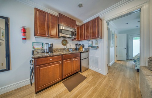 Sarasota Cottage | Lido/St. Armands, Sarasota-Walk to Beach & St. Armands, Private cottage w/grill!