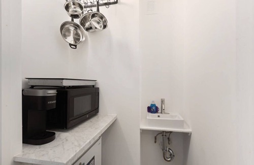 Westside Apartment | Light & Airy Downtown Executive Rental