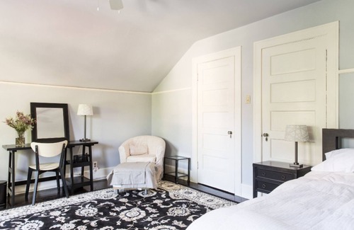 Greater Wilshire - Hancock Park Apartment | Light, Airy, Upstairs Large Single in Prime Los Angeles Location!
