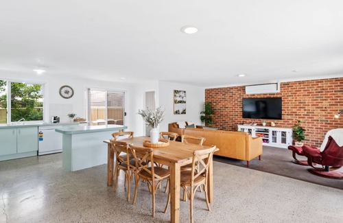 Maloneys Beach House | Light and Bright at Maloneys