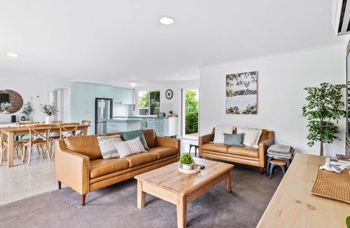 Maloneys Beach House | Light and Bright at Maloneys