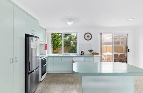 Maloneys Beach House | Light and Bright at Maloneys