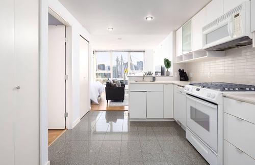Southeast False Creek Apartment | Light and Bright Yaletown with Pool