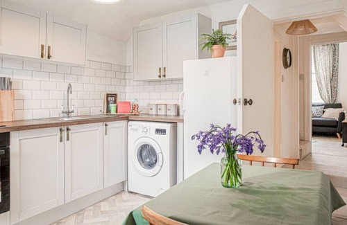 Tetbury Apartment | Light and Central Apartment above Knead Bakery
