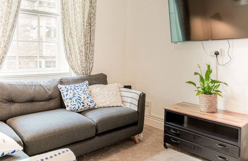 Tetbury Apartment | Light and Central Apartment above Knead Bakery