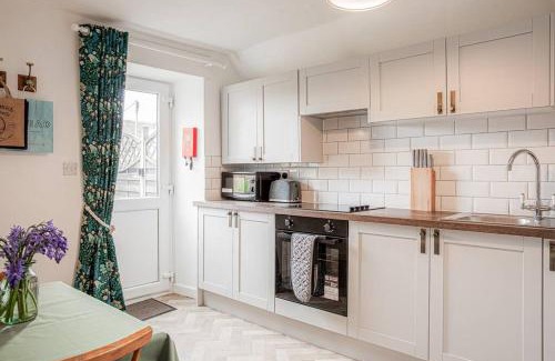 Tetbury Apartment | Light and Central Apartment above Knead Bakery
