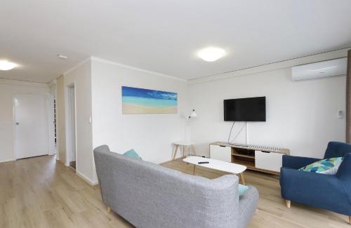 Scarborough Apartment | Light & Bright Apartment, 5 minute walk to the Beach