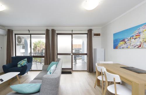 Scarborough Apartment | Light & Bright Apartment, 5 minute walk to the Beach