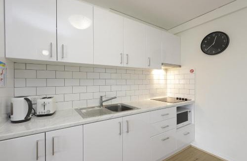 Scarborough Apartment | Light & Bright Apartment, 5 minute walk to the Beach