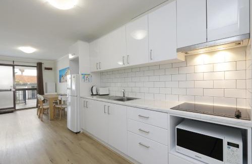 Scarborough Apartment | Light & Bright Apartment, 5 minute walk to the Beach