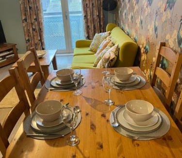 Windmill Hill Apartment | Light & bright, centrally located apartment