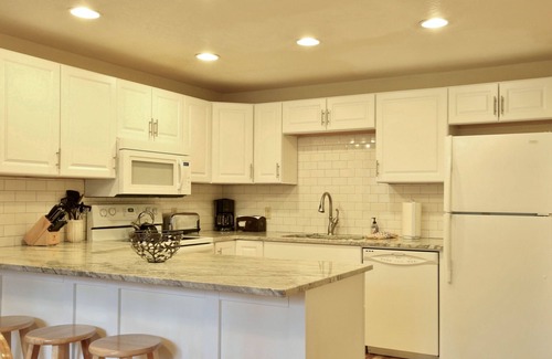 Overlook Park House | Light & Bright Home - Hot Tub, Quiet Area Closet to Sharc, Updated, SHARC Passes