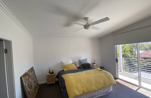 Botany House | Light filled large home. 8mins drive to popular Eastern Suburbs beach