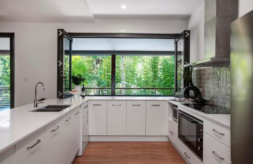 Byron Bay House | Light Filled Modern Specious Home, Pet friendly in a beautiful area of Byron Bay, short stroll to town
