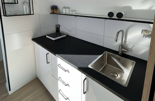 Alt-Muhlburg Apartment | Light-filled top-floor studio in Karlsruhe-Mühlburg - APOLONIAliving