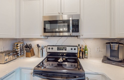 Thunderbolt House | Light-filled townhome with shaded deck, walk to Bonaventure Cemetery