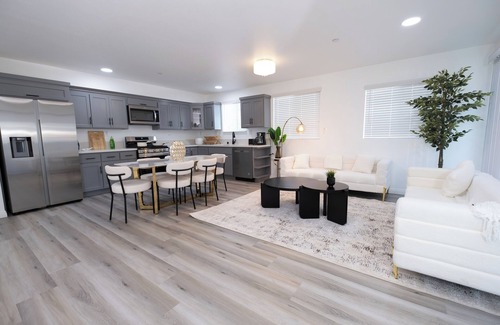 Downtown Los Angeles Hotel | Light-Luxury LA Suite Near USC