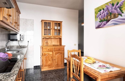 Callejones Apartment | Lightbooking Luymar 2 BR Villa de Mazo con piscina