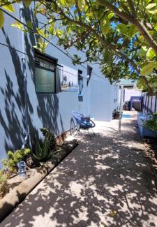 Langebaan Apartment | Lighthouse Cottage stone's throw from the beach