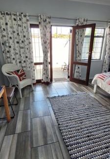 Langebaan Apartment | Lighthouse Cottage stone's throw from the beach