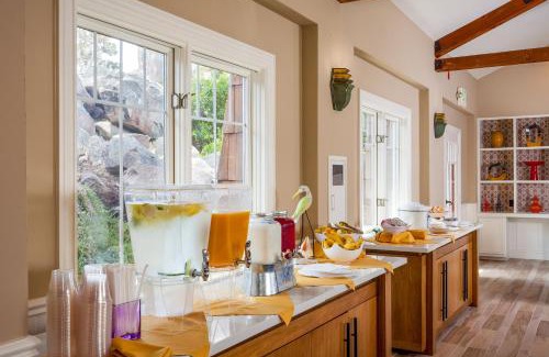 Pacific Grove Hotel | Lighthouse Lodge & Cottages