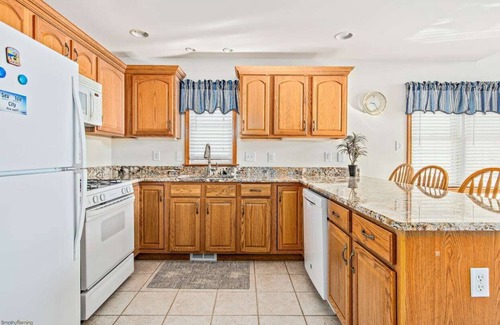 Townsend's Inlet House | Like new! 1 short block to great beach!