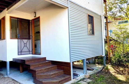 Mullumbimby Apartment | Like new, lovely Apartment.Plenty of light and walk to Town.