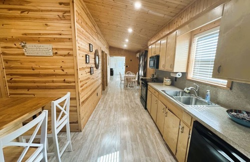 Caddo Gap Cabin | Lil Caddo Riverfront Cabin