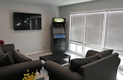 Columbus House | Lil' Grand - 3 bedroom , 1 full bathroom; Ready for your Columbus experience! 😎