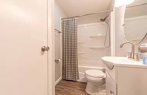 Columbus House | Lil' Grand - 3 bedroom , 1 full bathroom; Ready for your Columbus experience! 😎