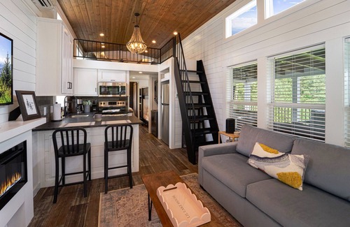 Sevierville Cottage | Lil Lake House! Modern Tiny Home!