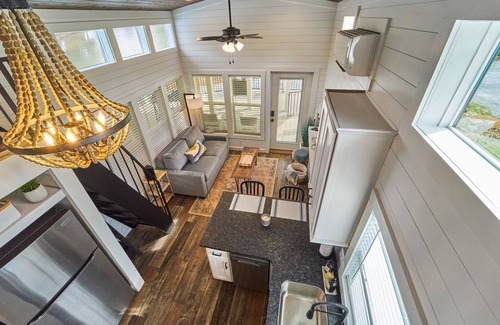 Sevierville Cottage | Lil Lake House! Modern Tiny Home!