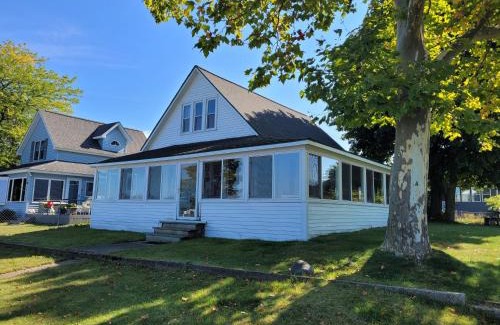 Beulah House | Lil's On The Lake Vintage Cottage On Crystal Lake