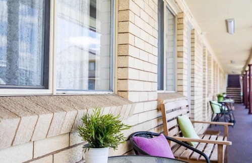 Goulburn Bed & Breakfast | Lilac City Motor Inn Standard Queen Room 9