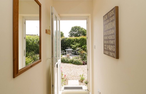 Wareham House | LILAC LEA, pet friendly, country holiday cottage in Bere Regis